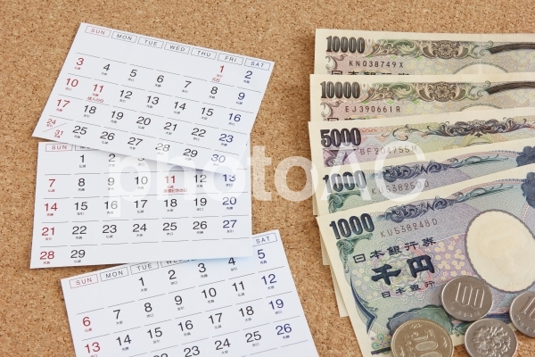 カレンダーとお金 カレンダーとお金の写真
