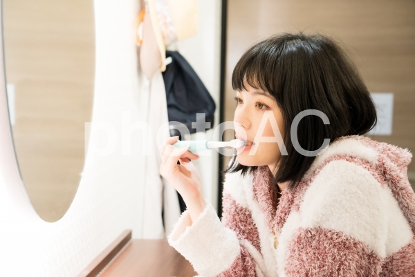 歯磨きをする女性 歯磨きをする女性の写真