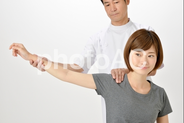 女性の肩をほぐす整体師1 女性の肩をほぐす整体師1の写真