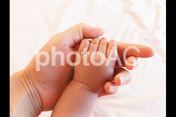 赤ちゃんとママの手 赤ちゃんとママの手の写真