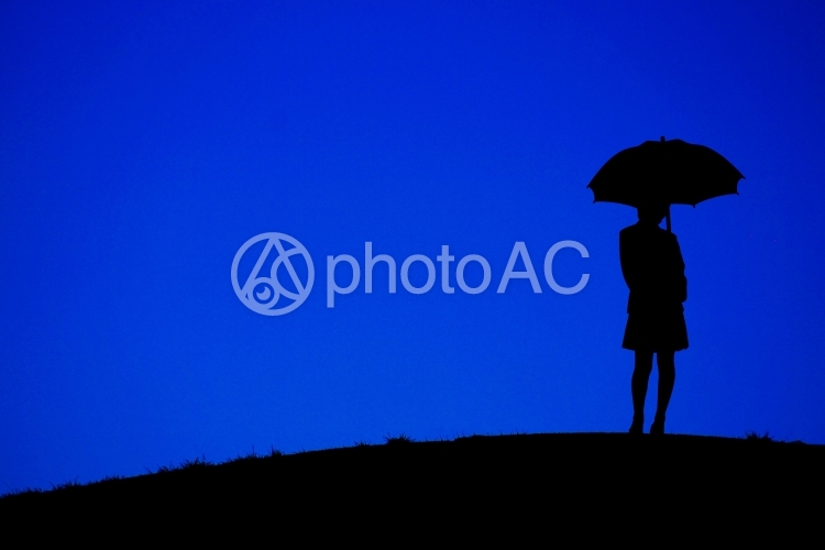 夜の丘に立つ傘をさす女性 No 762028 写真素材なら 写真ac 無料 フリー ダウンロードok