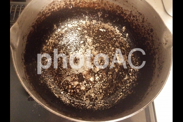 鍋のひどい焦げつき 鍋のひどい焦げつきの写真