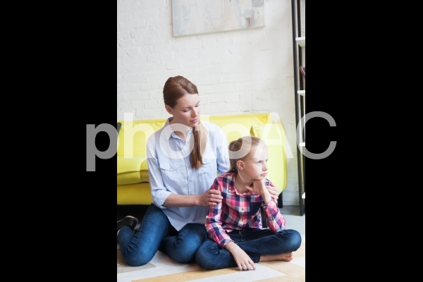娘をなぐさめるお母さん3 娘をなぐさめるお母さん3の写真