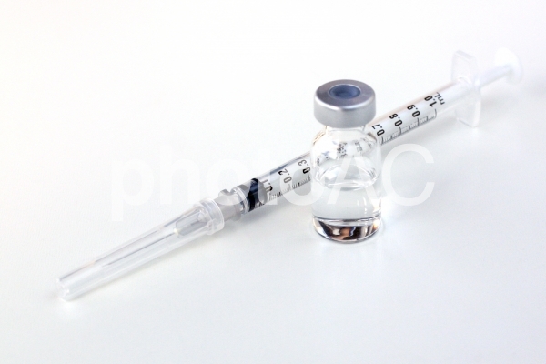 注射器と薬品 注射器と薬品の写真