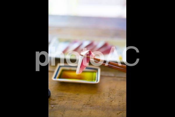 ハマチのお刺身を食べる ハマチのお刺身を食べるの写真