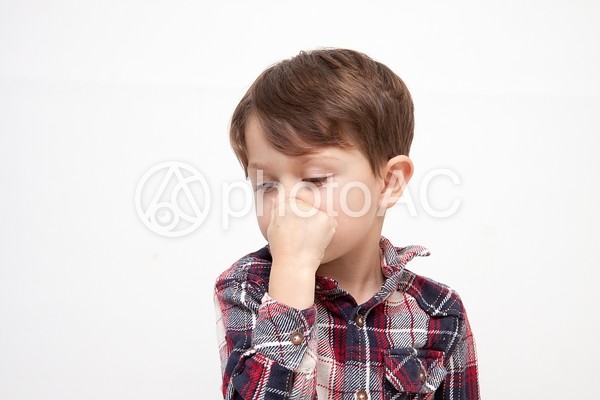鼻をつまむ男の子2 鼻をつまむ男の子2の写真