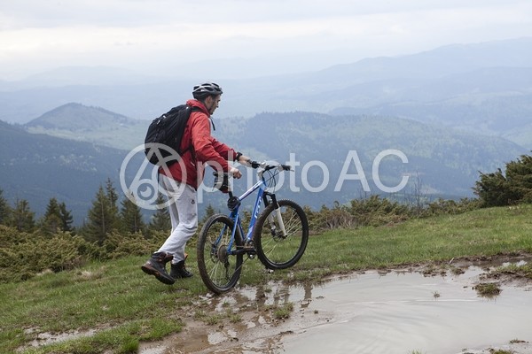 山道を自転車で行く男性14 山道を自転車で行く男性14の写真
