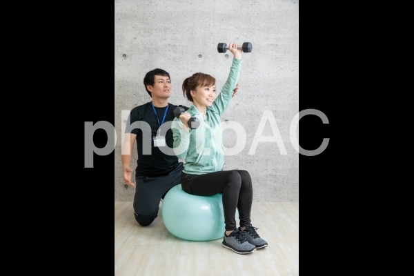 バランスボールを使う女性 バランスボールを使う女性の写真