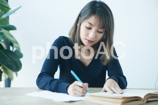 勉強中の女性 勉強中の女性の写真