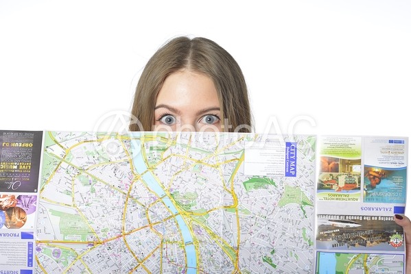 地図を見る女性9 地図を見る女性9の写真