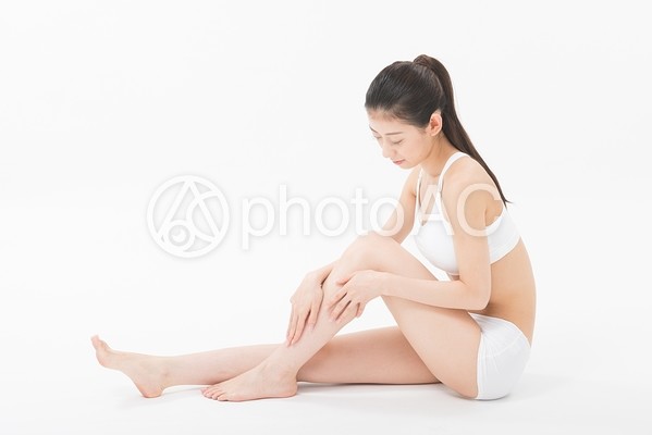 マッサージをする女性1 マッサージをする女性1の写真