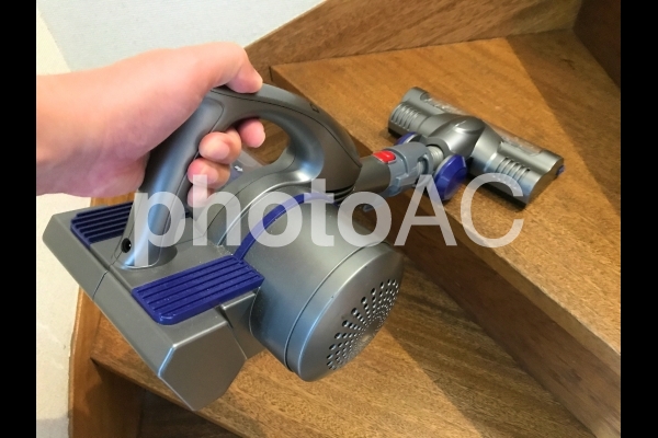 充電式掃除機で階段掃除 充電式掃除機で階段掃除の写真