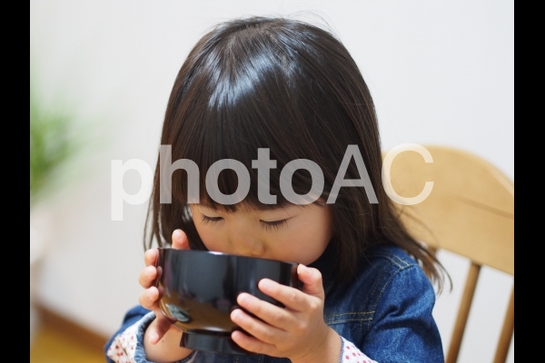 お味噌汁を食べる女の子1 お味噌汁を食べる女の子1の写真