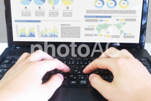 パソコン操作をする手と表計算 パソコン操作をする手と表計算の写真