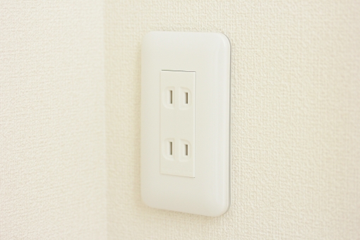 コンセント 壁 部屋 住まい 家電 電気 ショート 雷 ライフ 生活 電源 火花 掃除 クリーン 家庭 トラブル 製品 電力 電圧 ほこり ホコリ 盗聴 事件 事故 賃貸 住居 口 ソケット 間取り 場所 位置 レイアウト 素材 背景 背景素材 インテリア ブレーカー 電化製品 熱 自由化 会社 サポート