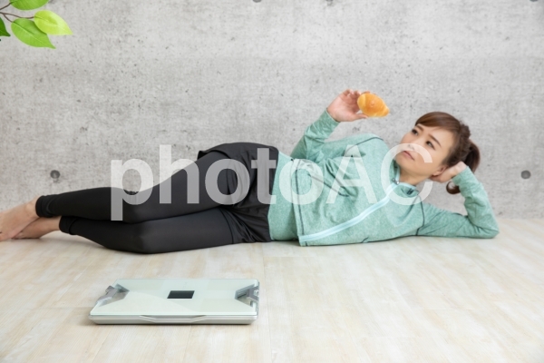 ダイエットをサボる女性 ダイエットをサボる女性の写真