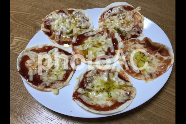 餃子の皮 ピザ 餃子の皮 ピザの写真