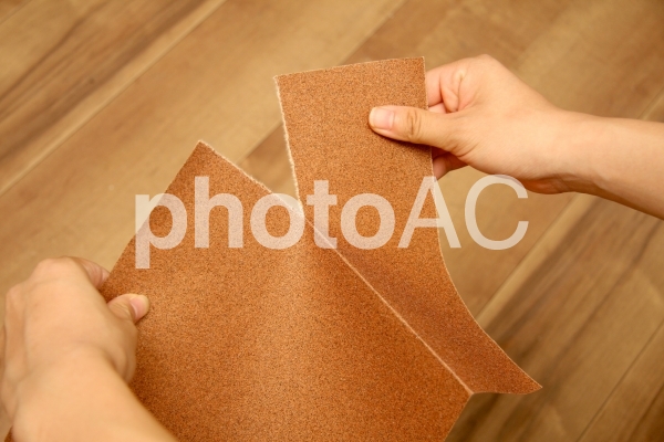 紙やすりサンダーの幅に破る 紙やすりサンダーの幅に破るの写真