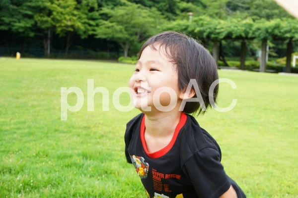 公園遊びをしている子供 公園遊びをしている子供の写真