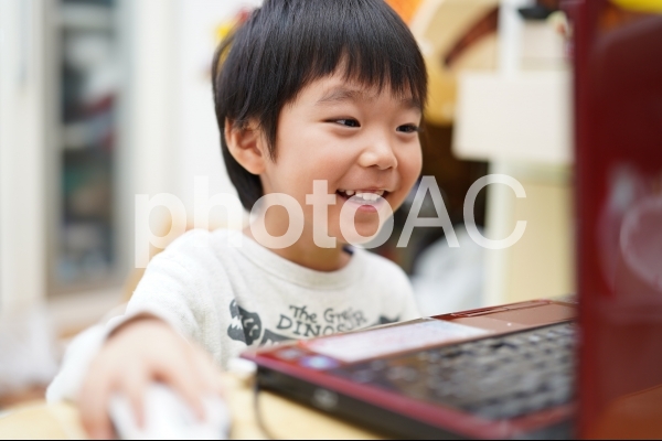 パソコンでオンライン授業を受講する子ども生徒 パソコンでオンライン授業を受講する子ども生徒の写真