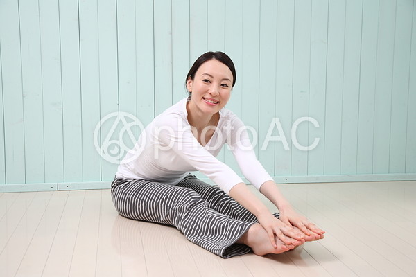 ストレッチをする女性17 ストレッチをする女性17の写真