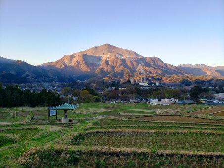寺坂棚田から見た朝焼けの武甲山(埼玉県秩父郡横瀬町・寺坂棚田)beautiful rice terraces in Terasaka tanada and the mountain on the back is Mt. Buko. 寺坂棚田から見た朝焼けの武甲山(埼玉県秩父郡横瀬町・寺坂棚田)beautiful rice terraces in Terasaka tanada and the mountain on the back is Mt. Buko.の写真