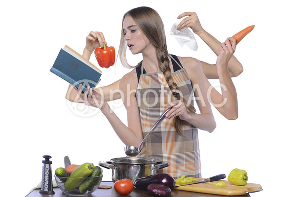 料理に忙しい女性 料理に忙しい女性の写真