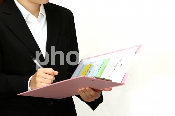 書類に記入する女性 書類に記入する女性の写真