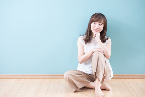 床に座るの写真素材 写真素材なら 写真ac 無料 フリー ダウンロードok