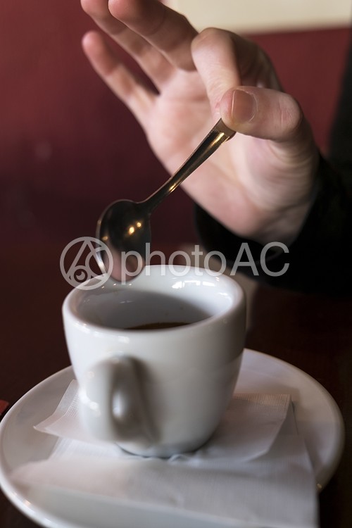 スプーンを持つ手とコーヒー1 No 写真素材なら 写真ac 無料 フリー ダウンロードok