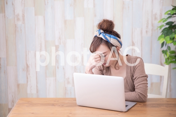 ルームウェアの女性 ルームウェアの女性の写真