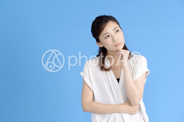 考える女性1 考える女性1の写真