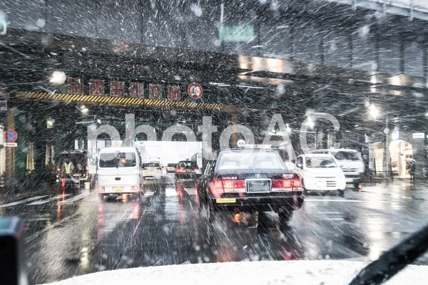 東京の大雪で混乱する交通網 東京の大雪で混乱する交通網の写真