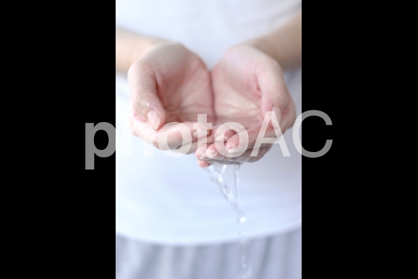 水をすくう女性 水をすくう女性の写真