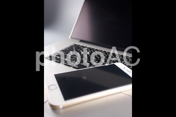 スマートフォンとノートパソコン03 スマートフォンとノートパソコン03の写真