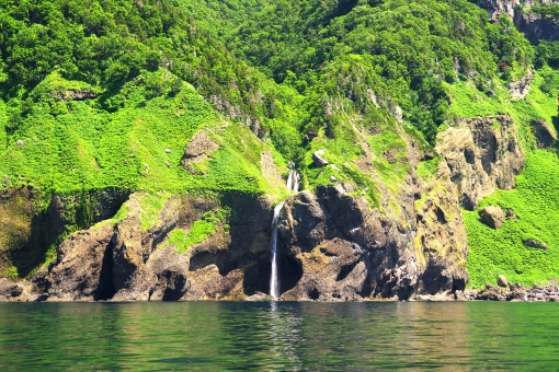 世界自然遺産の知床 自然 海 河川 波 海岸 晴れ 川 真夏 風景 旅行 絶景 北海道 絶壁 崖 日本 世界遺産 遺産 岸壁 海面 オホーツク 水面 コピースペース 道東 国立公園 知床 クルーズ 遊覧船 自然遺産 流氷 熊 瀧 斜里 快晴 知床五湖 知床半島 オシンコシンの滝 世界自然遺産 オホーツク海 斜里郡 国後島 ユネスコ おーろら号 オロンコ岩 カムイワッカの滝 知床岬 知床クルーズ 知床旅情 硫黄川 絶景地 ヨウシベツの滝