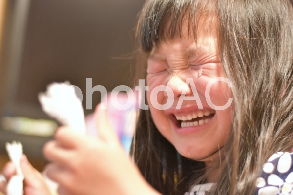 泣く子供 泣く子供の写真