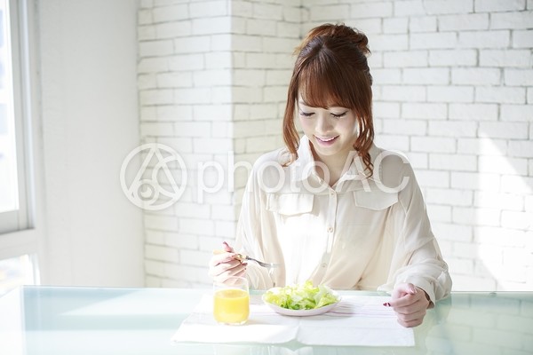 朝食をとる女性13 朝食をとる女性13の写真