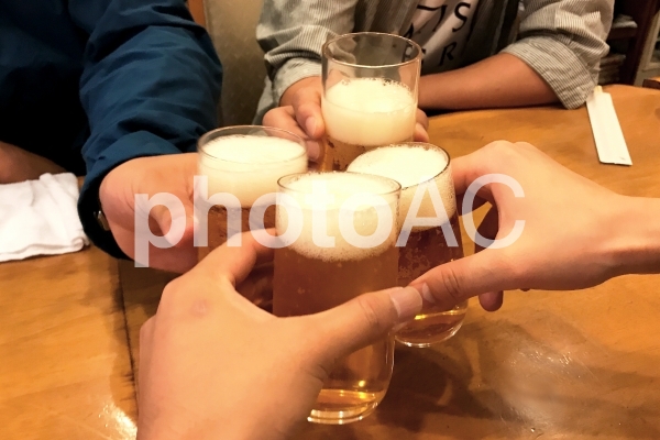 乾杯グラス瓶ビール02 乾杯グラス瓶ビール02の写真