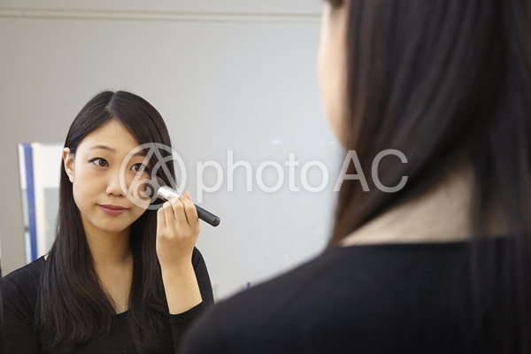 チークをのせる女性5 チークをのせる女性5の写真