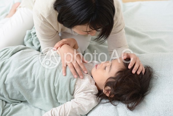 母と子 添い寝6 母と子 添い寝6の写真