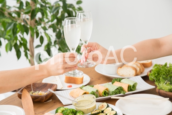 乾杯する友達 乾杯する友達の写真