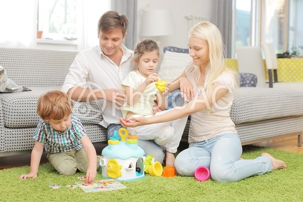 玩具の家で遊ぶ子供たちと夫婦1 No 275323｜写真素材なら「写真AC」無料（フリー）ダウンロードOK