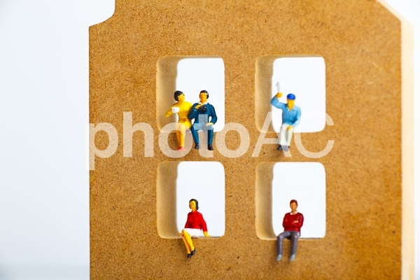 住宅模型とミニチュアの人々 住宅模型とミニチュアの人々の写真