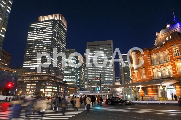 丸の内の夜景 東京駅前 丸の内の夜景 東京駅前の写真